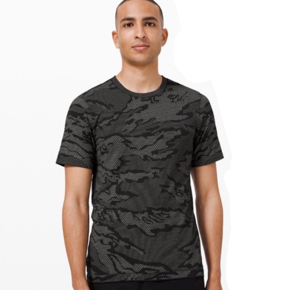 Lululemon Men’s Metal Vent Breathe Short
Sleeve Toronto silver Drop Black XL